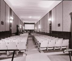 1982 Budapest, BALATON mozi külső-belső felvételei, 6 db szabadon felhasználható vintage negatív, 6x6 cm