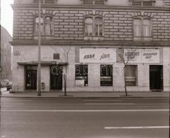 1982 Budapest, BALATON mozi külső-belső felvételei, 6 db szabadon felhasználható vintage negatív, 6x...