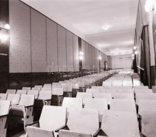 1982 Budapest, BALATON mozi külső-belső felvételei, 6 db szabadon felhasználható vintage negatív, 6x...