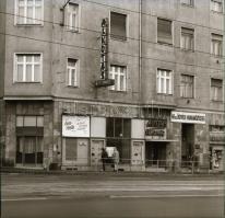 1982 Budapest, ALKOTÁS mozi külső-belső felvételei, 7 db szabadon felhasználható vintage negatív, 6x6 cm