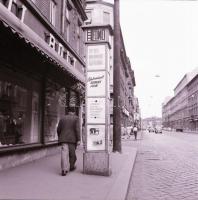 1970 Budapest, a Fővárosi Moziüzemi Vállalat hirdető oszlopai, plakáthelyei, kirakatai, ahol az új filmeket hirdették, 13 db szabadon felhasználható, vintage negatív, 6x6 cm
