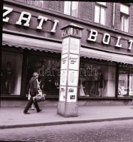1970 Budapest, a Fővárosi Moziüzemi Vállalat hirdető oszlopai, plakáthelyei, kirakatai, ahol az új f...