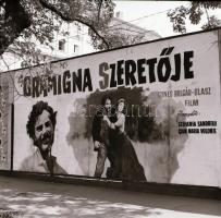 1970 Budapest, a Fővárosi Moziüzemi Vállalat hirdető oszlopai, plakáthelyei, kirakatai, ahol az új f...