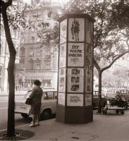 1970 Budapest, a Fővárosi Moziüzemi Vállalat hirdető oszlopai, plakáthelyei, kirakatai, ahol az új f...