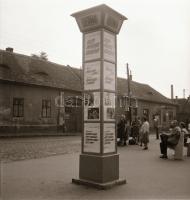 1970 Budapest, a Fővárosi Moziüzemi Vállalat hirdető oszlopai, plakáthelyei, kirakatai, ahol az új f...