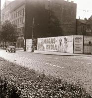 1970 Budapest, a Fővárosi Moziüzemi Vállalat hirdető oszlopai, plakáthelyei, kirakatai, ahol az új f...