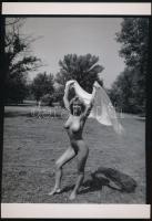 Simogató napsugarak, 3 korabeli negatívról készült mai nagyítások, 25x18 cm / 3 erotic photos, 25x18...