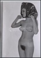 cca 1972 Csizmában és kendőben, 2 db korabeli negatívról készült mai nagyítások, 25x18 cm / 2 erotic photos, 25x18 cm