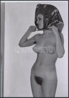 cca 1972 Csizmában és kendőben, 2 db korabeli negatívról készült mai nagyítások, 25x18 cm / 2 erotic photos, 25x18 cm