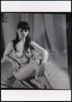 cca 1976 Természetes szépség, 2 db korabeli negatívról készült mai nagyítások, 25x18 cm / 2 erotic p...