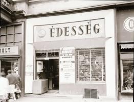 1966 Budapesti épületek, 13 db vintage, szabadon felhasználható negatív (öt felvétel tasakján a pont...