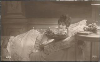 82 db RÉGI motívumos képeslap; hölgyek, több fotólappal / 82 pre-1945 motive postcards; ladies, many...