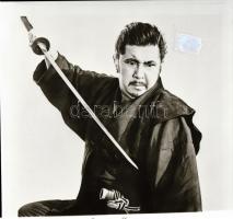 ,,A halál elődje" című film állóképei, 37 db negatív, ezekről készültek a mozik előcsarnokában ...