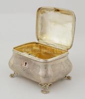 Ezüst (Ag.) cukordoboz, jelzett, mestejeggyel, belül aranyozott, gravírozott OB monogramos nemesi cí...