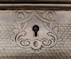 Ezüst (Ag.) cukordoboz, jelzett, mestejeggyel, belül aranyozott, gravírozott OB monogramos nemesi cí...