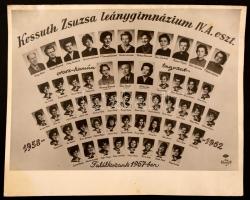 1962 Budapest, Kossuth Zsuzsa leánygimnázium tanári kara és végzős növendékei, kistabló 54 nevesített portréval, 24x30 cm