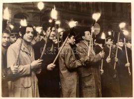 cca 1960 Dr. Toldi Anikó: Fáklyásmenet, feliratozott vintage fotóművészeti alkotás, 30x40 cm