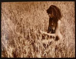 1982 A tömött kalászok aratásra érettek, jelzés nélküli vintage fotóművészeti alkotás, kasírozva, 30x40 cm / erotic photo, 30x40 cm
