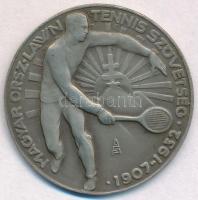 1932. "Magyar Országos Lawn Tennis Szövetség 1907-1932" fém emlékérem, hátoldalán gravírozva, "LUDVIG E BPEST" gyártói jelzéssel. Szign.: AF T:2