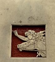 Ezüst (Ag.) cigarettatálca áttört lovasnő képével, bőr betéttel, jelzett, mesterjeggyel, a csongrádi...