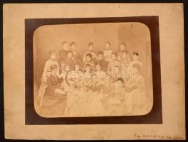 1878 Leány osztály csoportképe, 17x22 cm, karton 25x33 cm