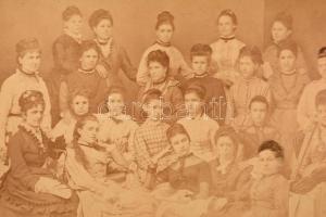 1878 Leány osztály csoportképe, 17x22 cm, karton 25x33 cm