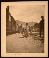 cca 1910 Bosznia, vízhordó fiú, 29x23 cm, karton 34x29 cm