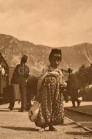 cca 1910 Bosznia, vízhordó fiú, 29x23 cm, karton 34x29 cm