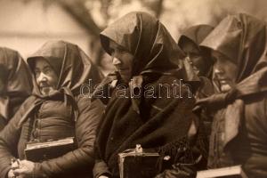 cca 1929 Kerny István (1879-1963): Vasárnapi mise (Boldog, Pest megye), pecséttel jelzett vintage fo...