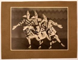 1929 Hegyei Tibor: Hármas marionett, feliratozott vintage fotóművészeti alkotás Szentpál Olga mozgásművészeti iskolájának archívumából, 17x23 cm, karton 23x30 cm