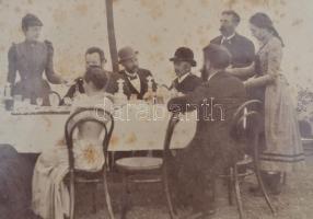 1892 Munkácsy Mihály családja társaságában Mezőkövesden Glaszner Gyula szolgabírónál. A kép keretezv...