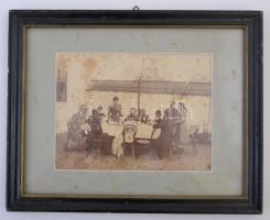 1892 Munkácsy Mihály családja társaságában Mezőkövesden Glaszner Gyula szolgabírónál. A kép keretezv...