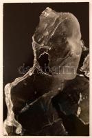 cca 1977 Magyar Alfréd: Üvegszobor, feliratozott, vintage fotóművészeti alkotás, kasírozva, 39x25,5 ...