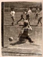 cca 1973 Zsigri Oszkár (1933-?): Gól, feliratozott vintage fotóművészeti alkotás a szerző hagyatékából, 40x30 cm