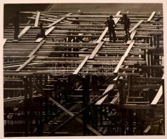 cca 1974 Zsigri Oszkár (1933-?): Ácsok, pecséttel jelzett, vintage fotóművészeti alkotás, 29x35 cm