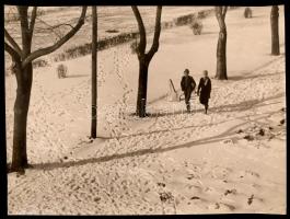 cca 1961 Krisch Béla: Téli napsütés, pecséttel jelzett vintage fotóművészeti alkotás, kiállítási emlékpecsétekkel, 29x38 cm