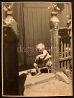 cca 1928 Pöltinger Gusztáv: Tornácon, jelzés nélküli vintage fotóművészeti alkotás a szerző hagyatékából, 40x30 cm