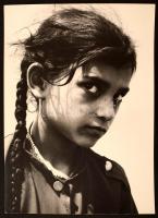 cca 1975 Vincze János (1922-1998): Bizalmatlan tekintet, feliratozott vintage fotóművészeti alkotás, 40x29 cm