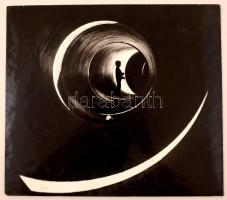 cca 1980 Vincze János (1922-1998): Csőlátás, jelzés nélküli vintage fotóművészeti alkotás a szerző hagyatékából, kasírozva, 30x34 cm