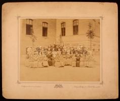 cca 1890 Erdély Mór cs. és kir. udvari fényképész csoportképe az ápolónőképző végzős növendékeiről, 20x26 cm, karton 31x38 cm