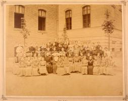 cca 1890 Erdély Mór cs. és kir. udvari fényképész csoportképe az ápolónőképző végzős növendékeiről, ...