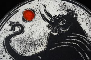 Pál Ferenc(1914-2008): Bika. Fali tál,  festett mázas kerámia, jelzett, d:37 cm