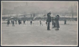 cca 1930 Budapest, Korcsolyázás a Feneketlen-tónál, háttérben a Vincés nővérek társulata, 6x10 cm