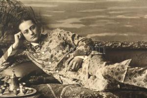 cca 1920 Keleti kényelem, egészalakos férfi portré, fotó, kartonra ragasztva, 25×29,5 cm