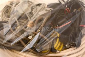 Nagy csatlakozó tétel, rengeteg kábellel, adapterrel