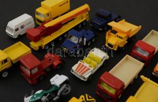 19 db játék autó és motor ebből 17 db SIKU márkájú, néhány hibás