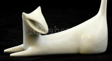 cca 1970 Royal Dux fekvő macska, fehér mázas, jelzett, hibátlan, h:18 cm, m:16 cm