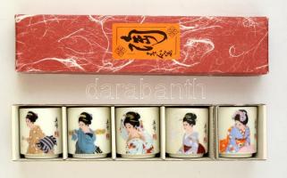 Japán szakés készlet, részben kézzel festett, hibátlan, jelzés nélkül, eredeti dobozában, m:4,5 cm