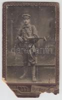 1919 A Tanácsköztársaság katonája fegyverrel, műtermi keményhátú fotó Princz Sándor műterméből, sérült, 11x6,5 cm