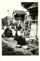 Kalotaszegi népviselet, fonó hölgyek / Transylvanian folklore from Kalotaszeg, spinning ladies